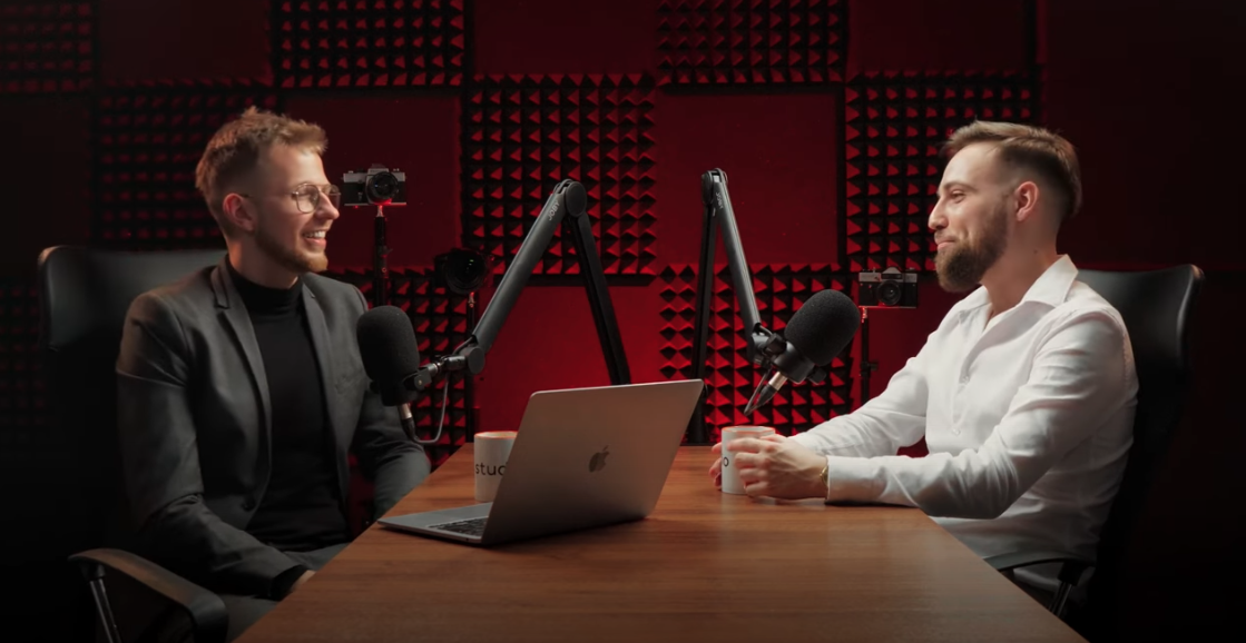 Beniamin Spyra podczas nagrania podcastu